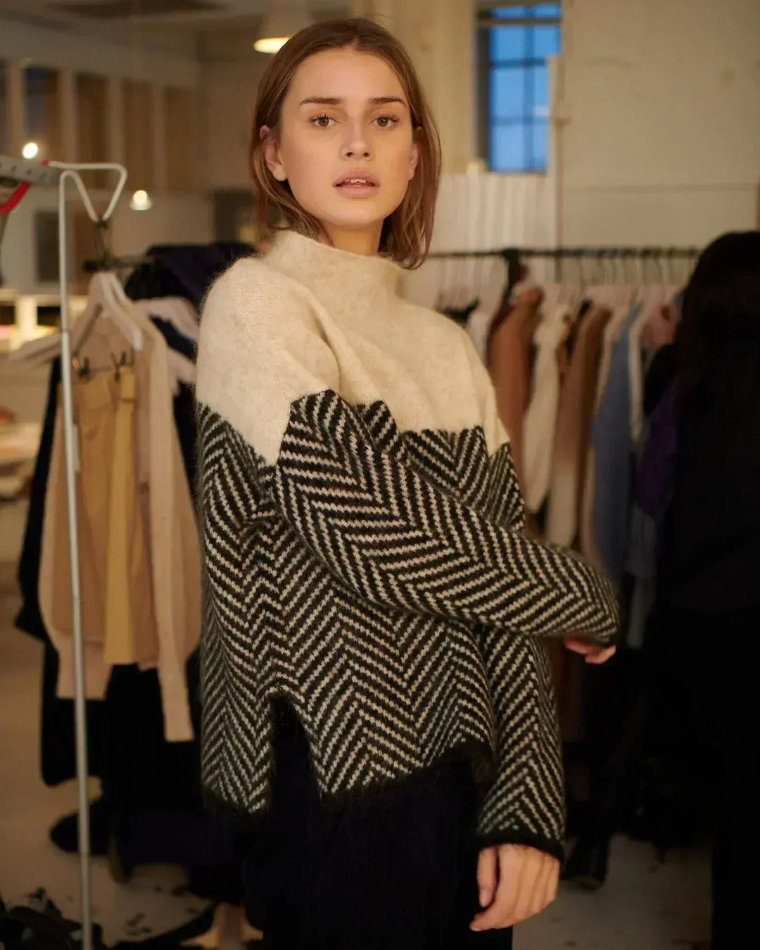 Lyrisa – Scollo a V, Lavorazione a Coste, Maglione