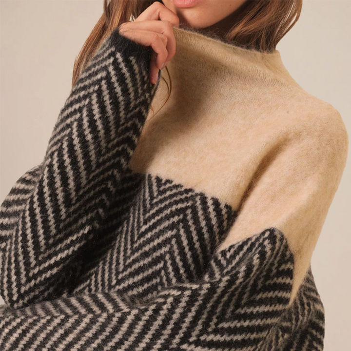 Lyrisa – Scollo a V, Lavorazione a Coste, Maglione