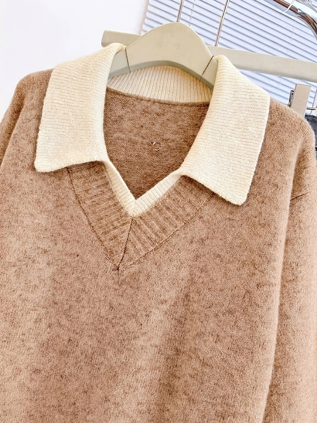Cirelle – Colletto a Contrasto a Doppio Strato in Maglia, Maglione