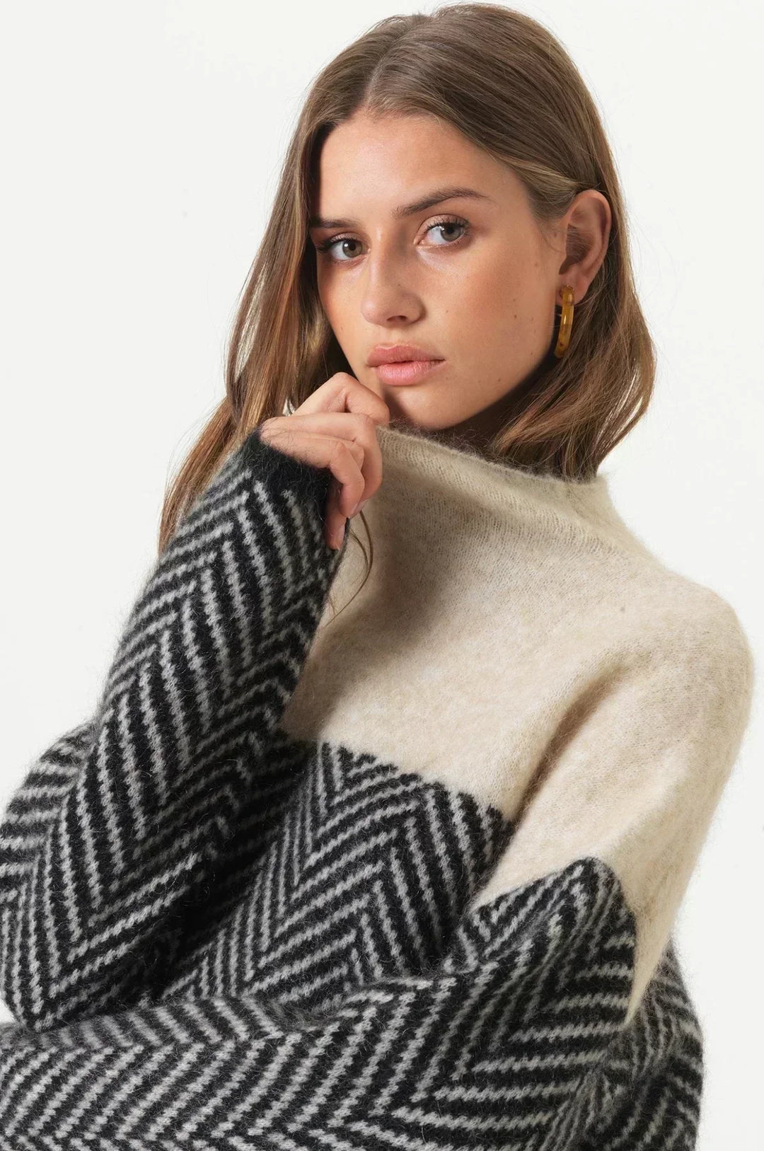 Lyrisa – Scollo a V, Lavorazione a Coste, Maglione
