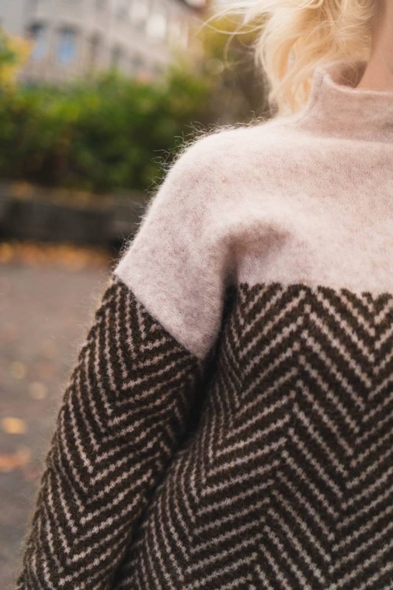 Lyrisa – Scollo a V, Lavorazione a Coste, Maglione